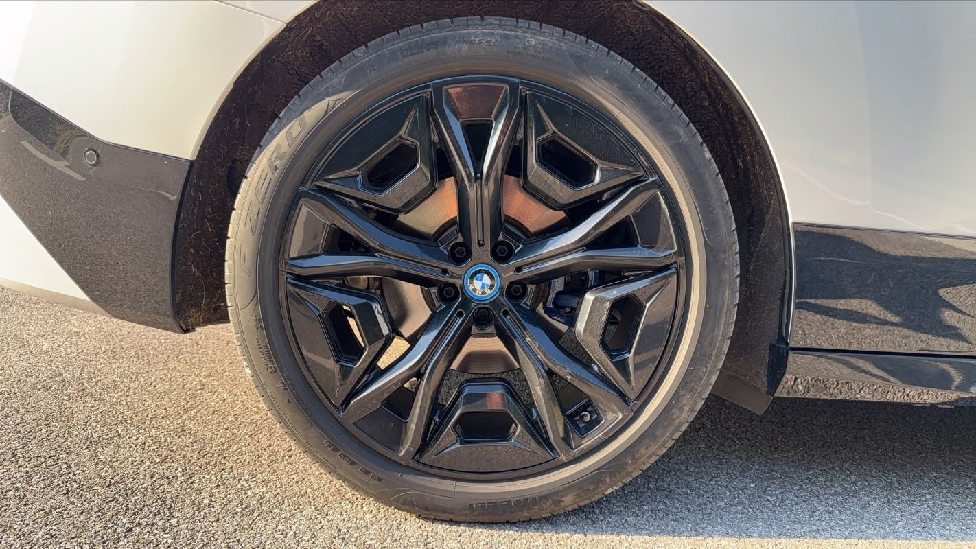 BMW ix - Photo 16