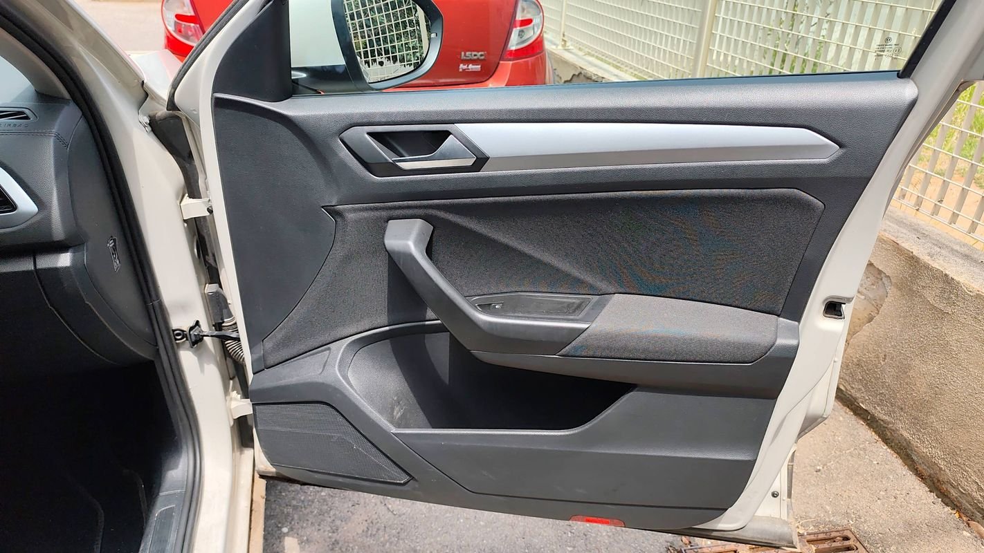 Volkswagen T-Roc - Photo 22