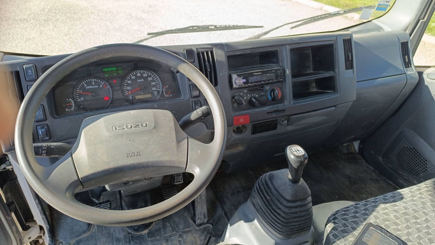 Isuzu M21 - Photo 11