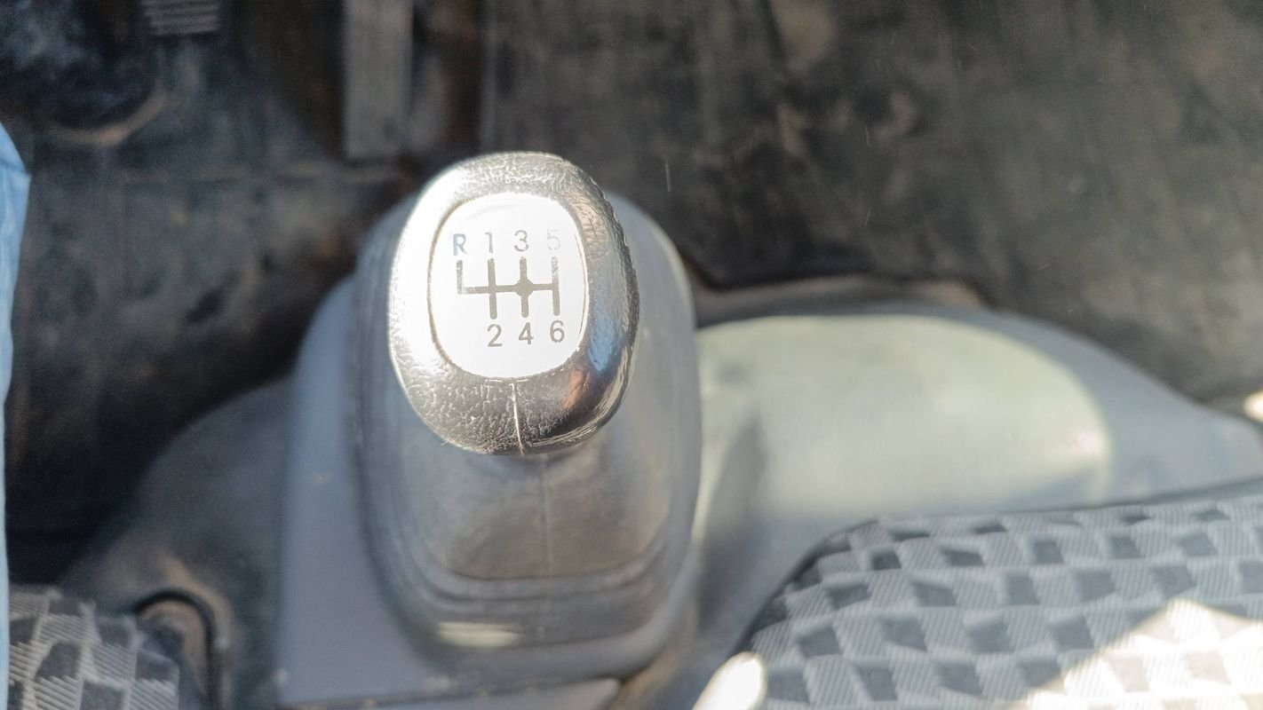 Isuzu M21 - Photo 13