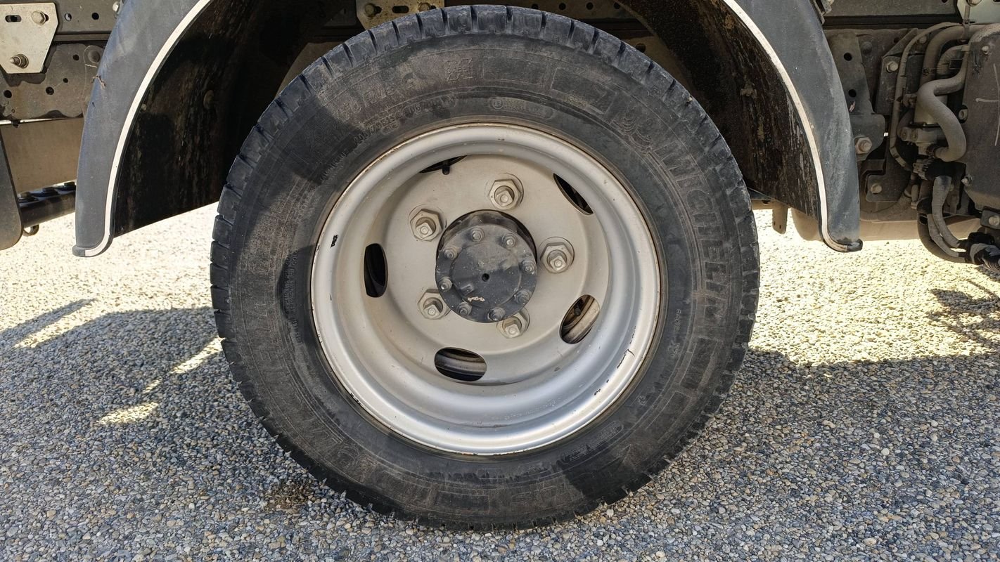 Isuzu M21 - Photo 16