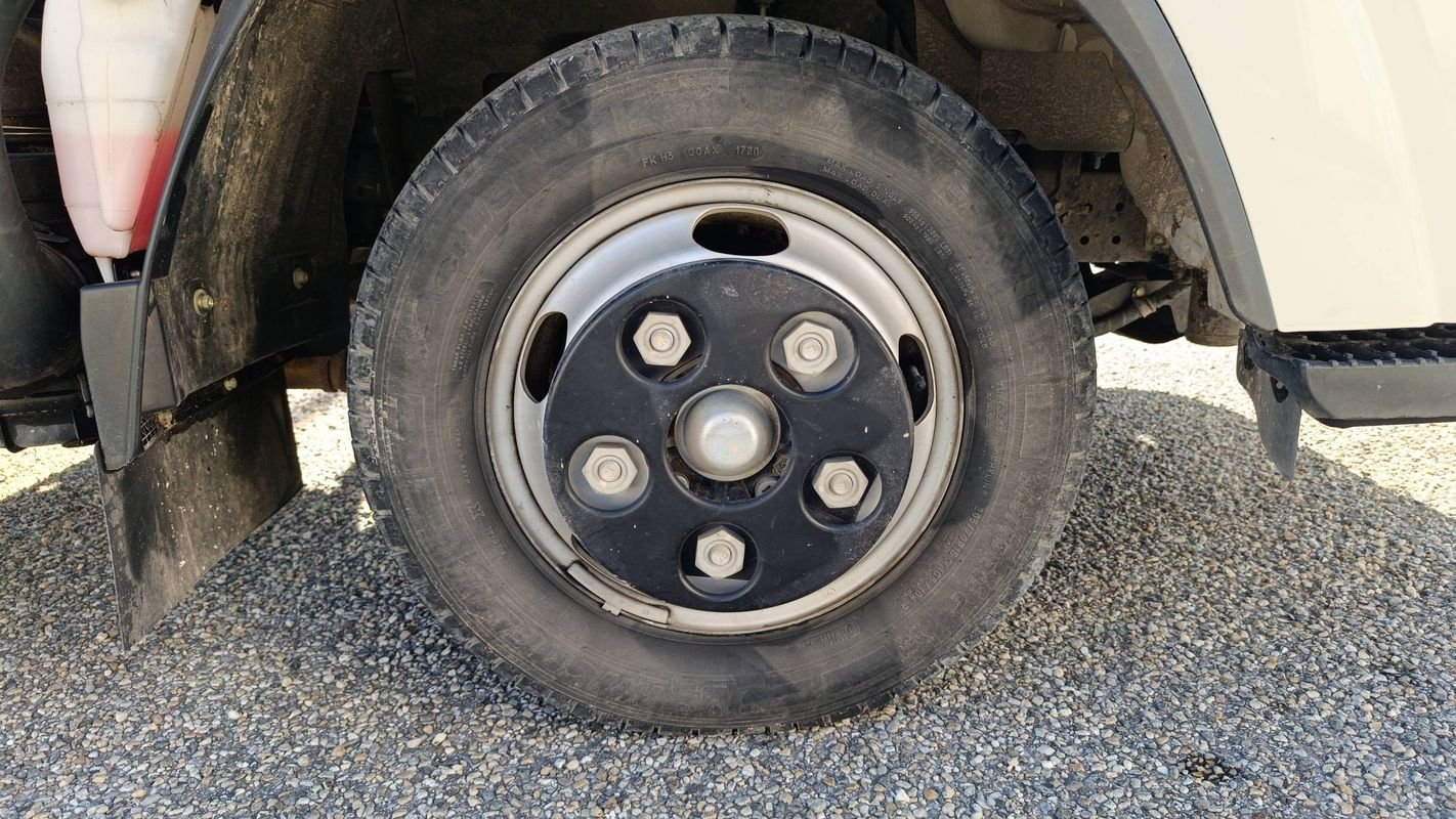 Isuzu M21 - Photo 17