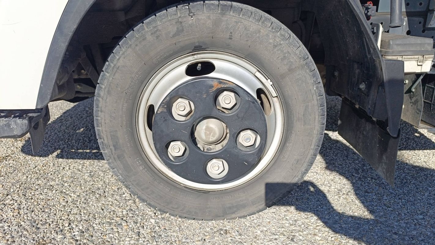 Isuzu M21 - Photo 18
