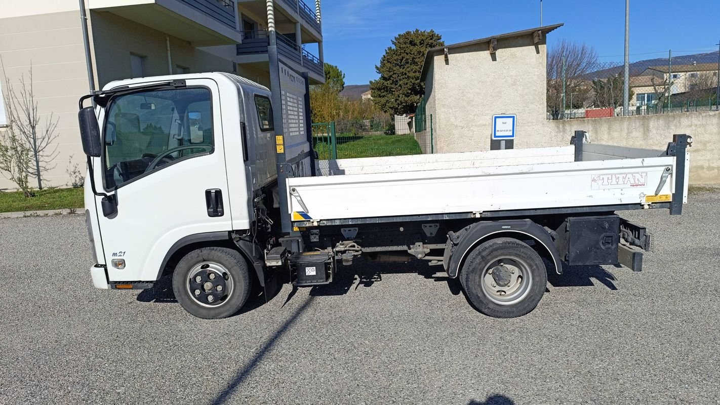 Isuzu M21 - Photo 2