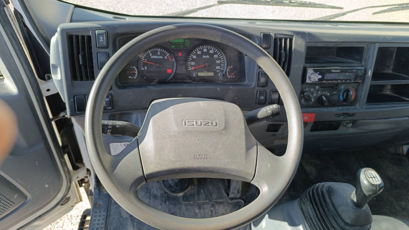 Isuzu M21 - Photo 24