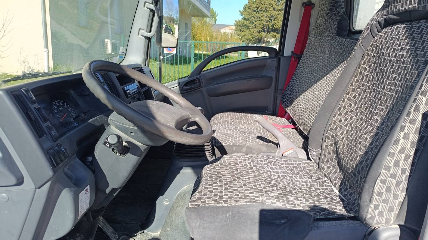 Isuzu M21 - Photo 25