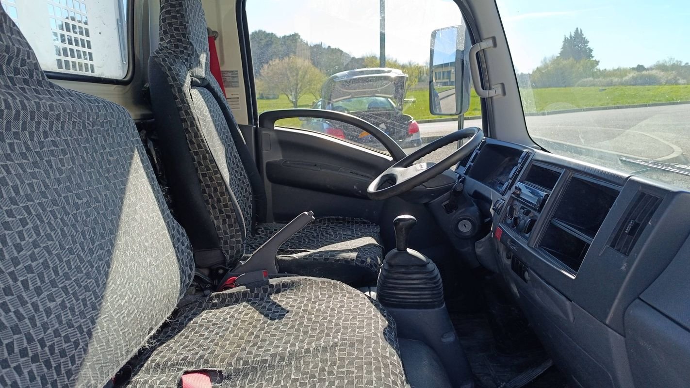 Isuzu M21 - Photo 27