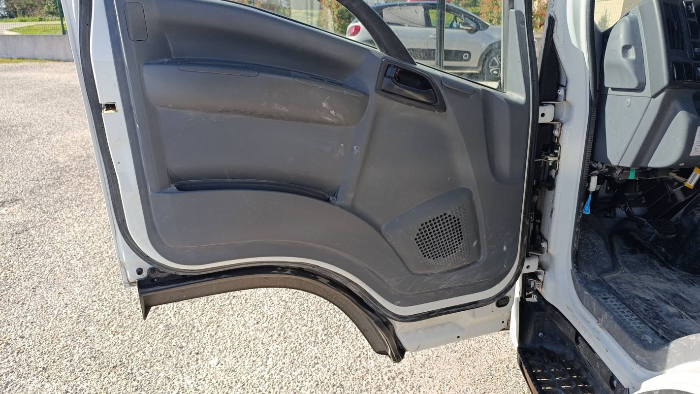 Isuzu M21 - Photo 7