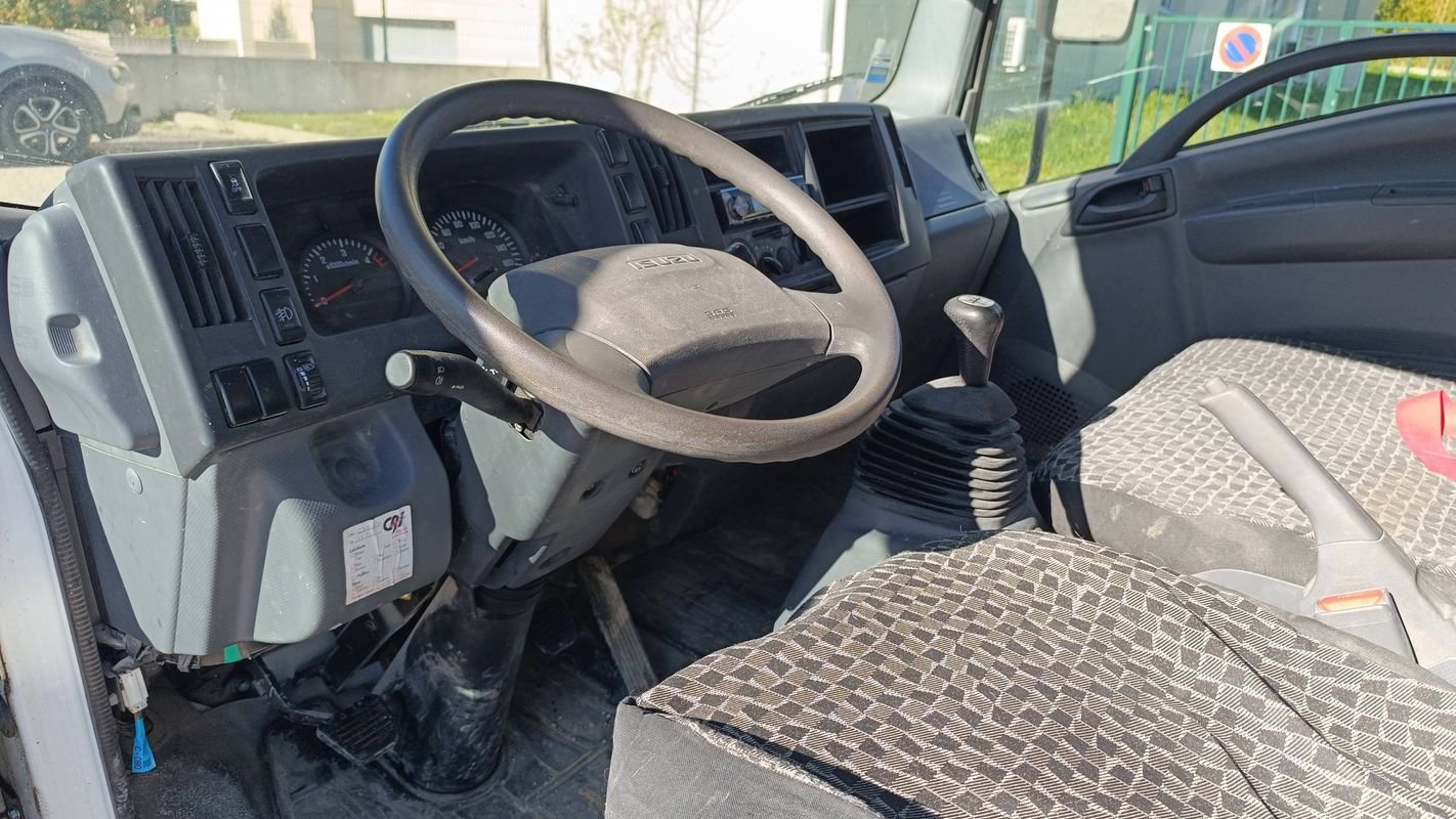 Isuzu M21 - Photo 8