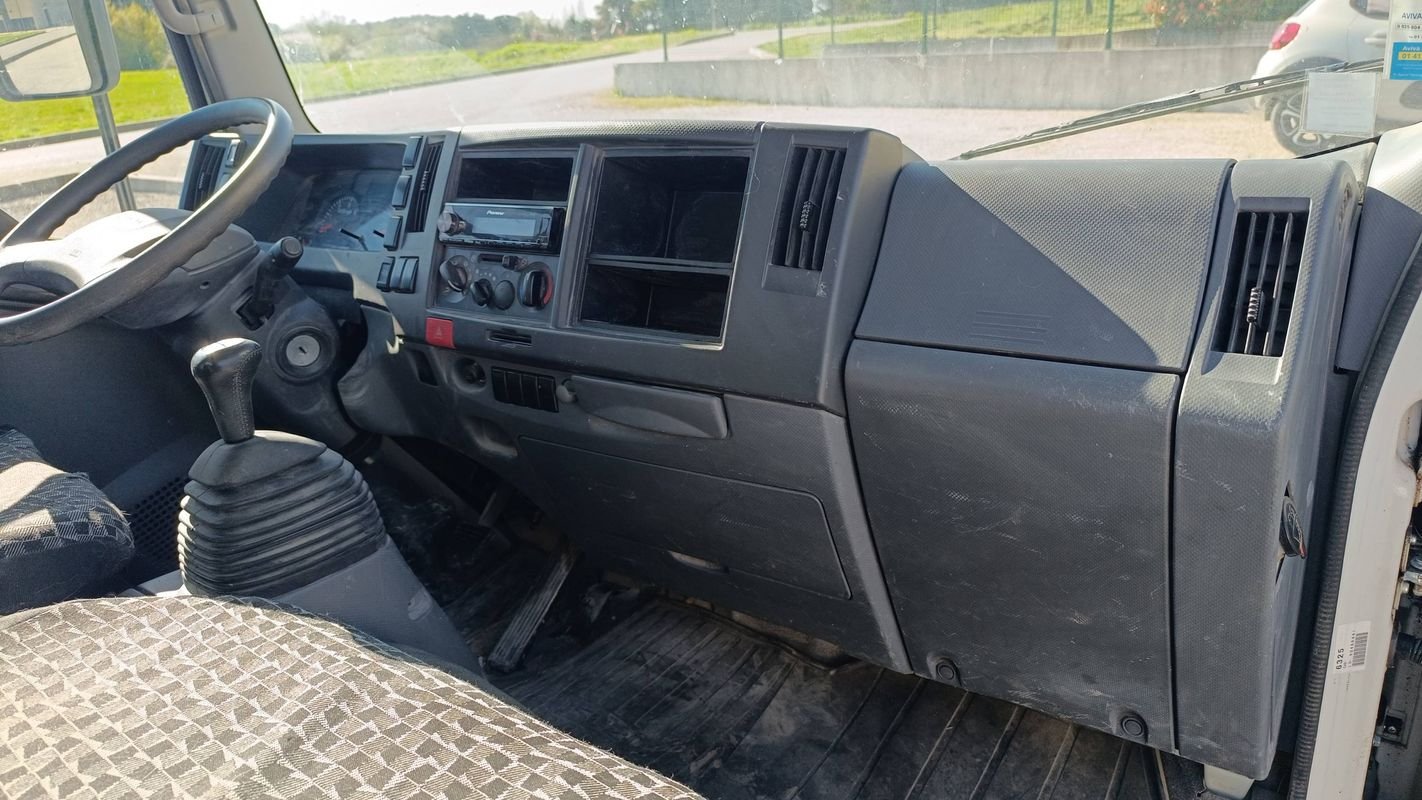 Isuzu M21 - Photo 10