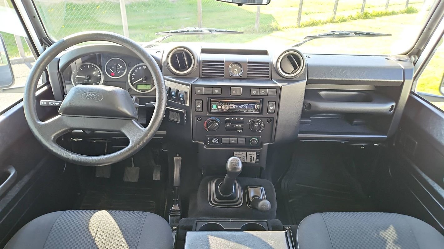 Land Rover Defender - Photo 11