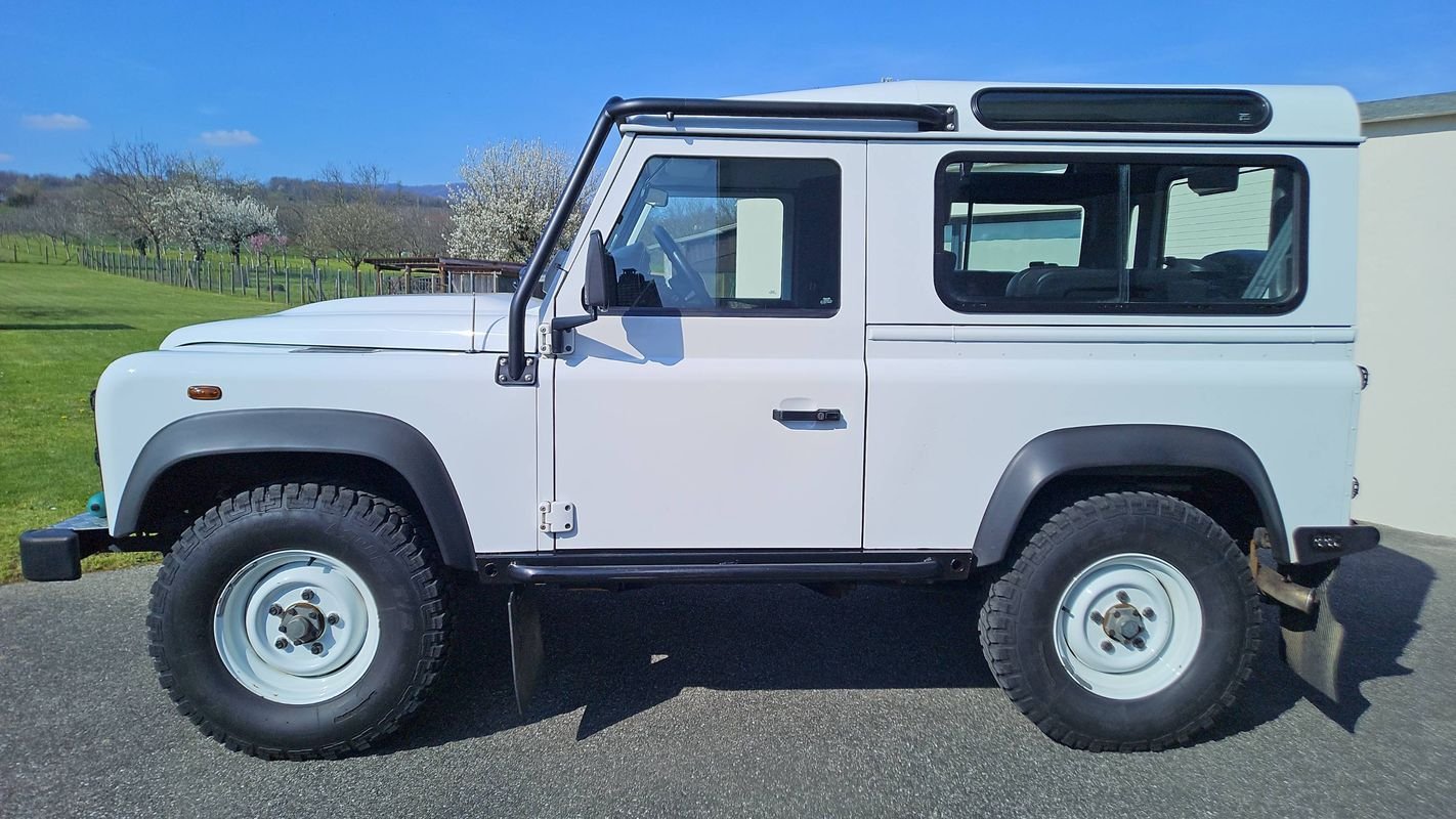 Land Rover Defender - Photo 2