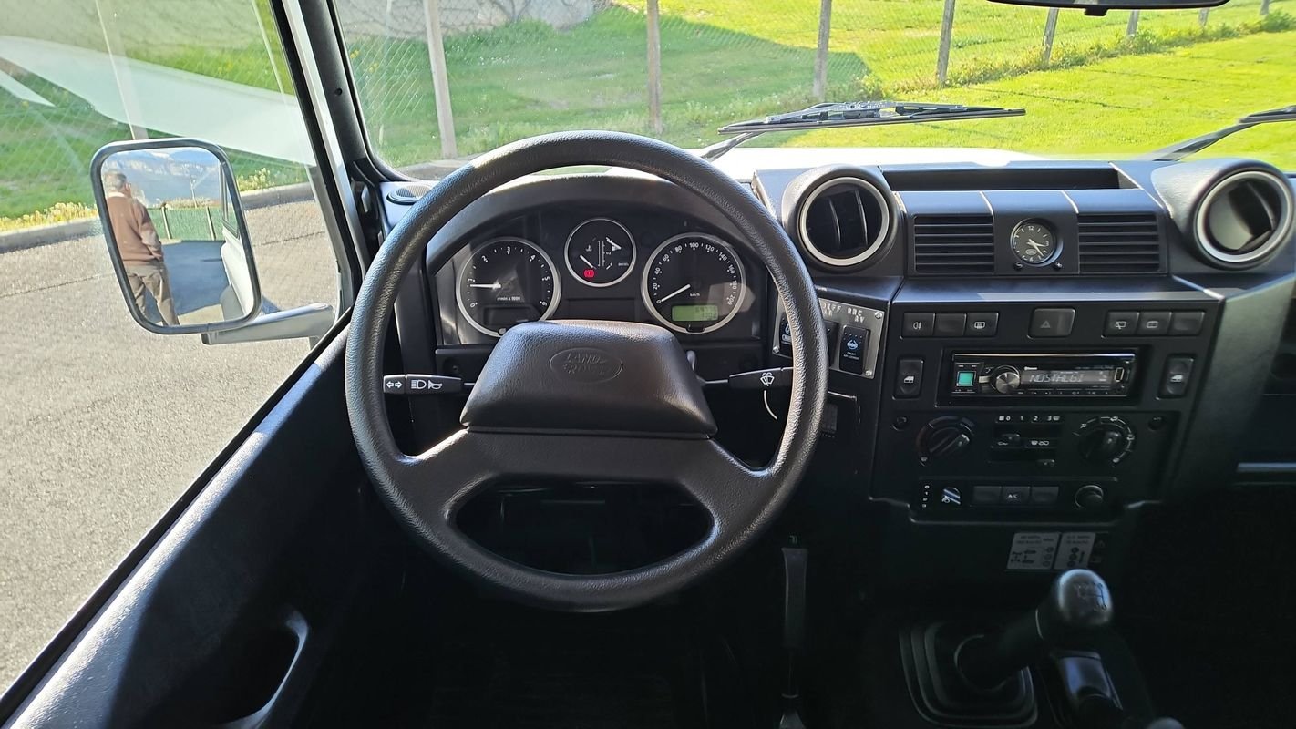 Land Rover Defender - Photo 22