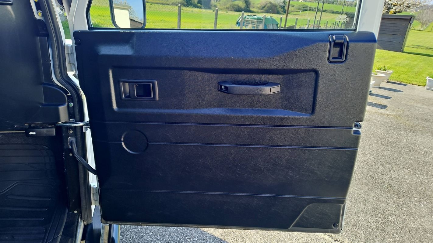 Land Rover Defender - Photo 23