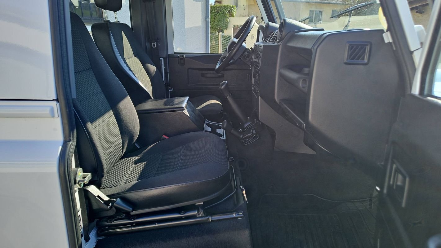 Land Rover Defender - Photo 26