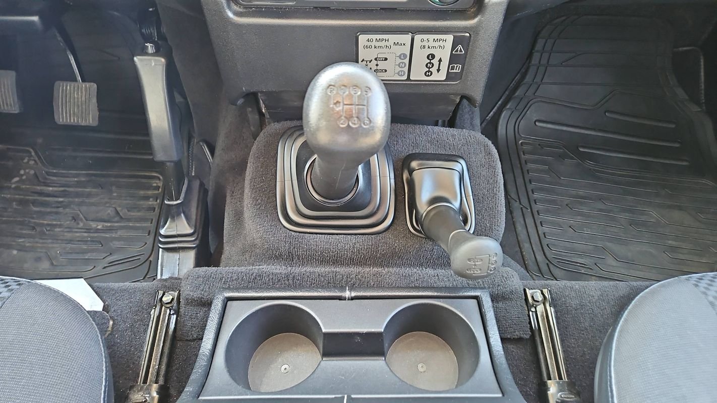 Land Rover Defender - Photo 27