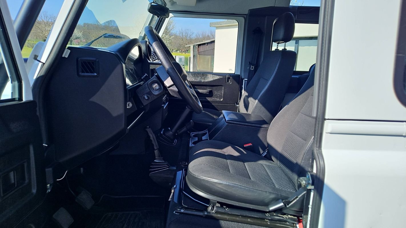 Land Rover Defender - Photo 28