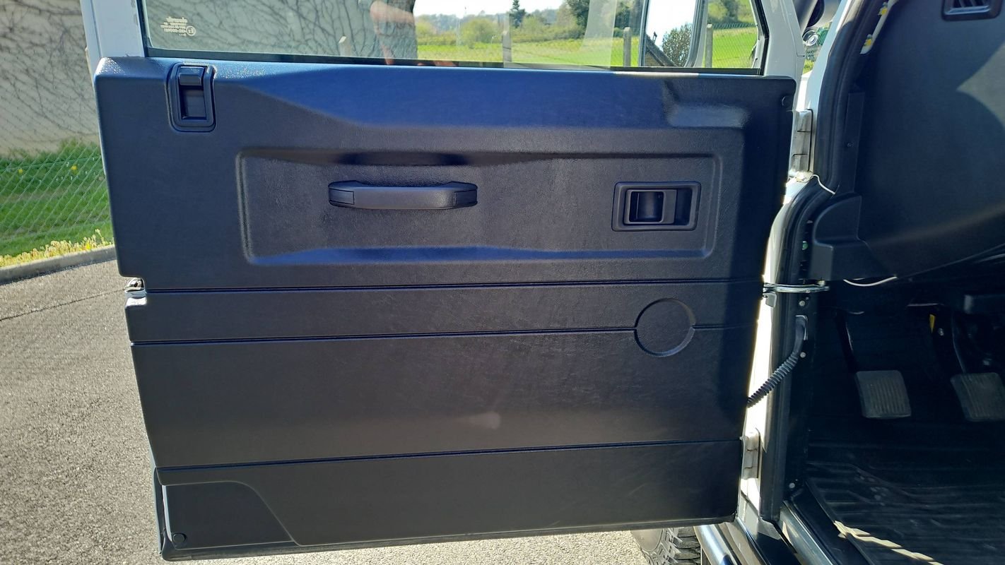 Land Rover Defender - Photo 7