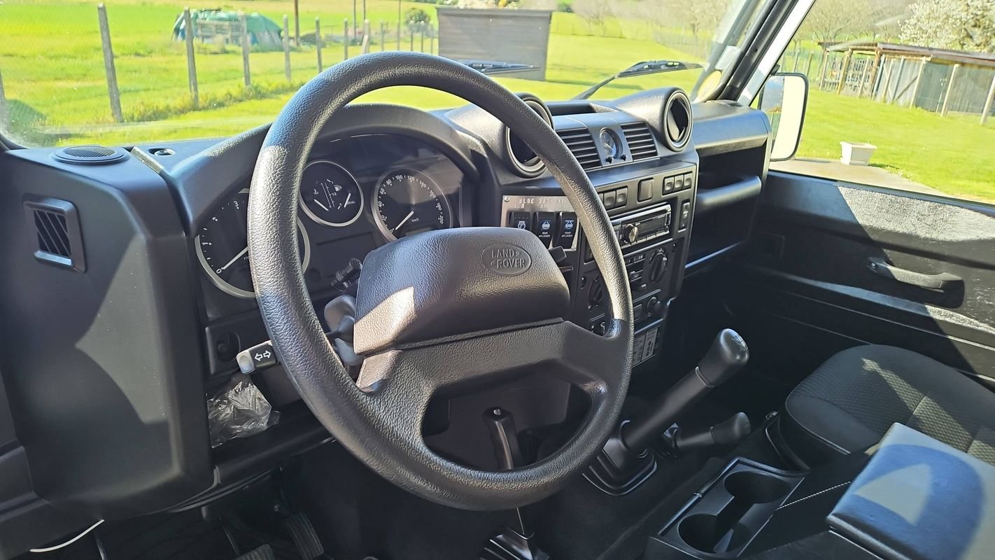 Land Rover Defender - Photo 8