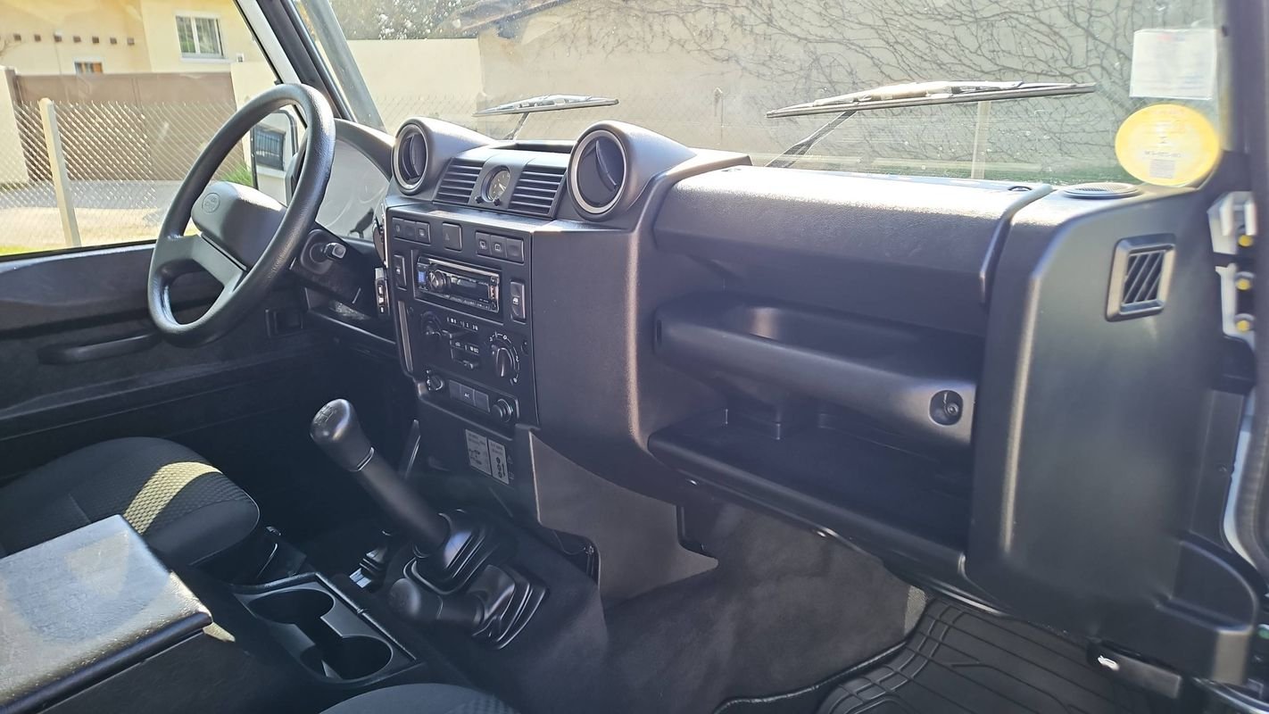 Land Rover Defender - Photo 10