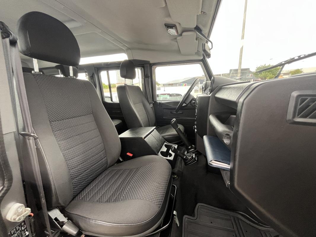 Land Rover Defender - Photo 13