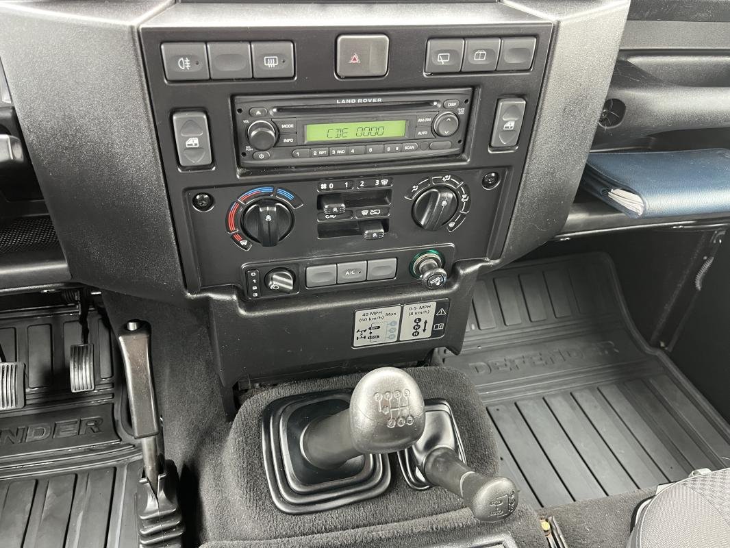 Land Rover Defender - Photo 19