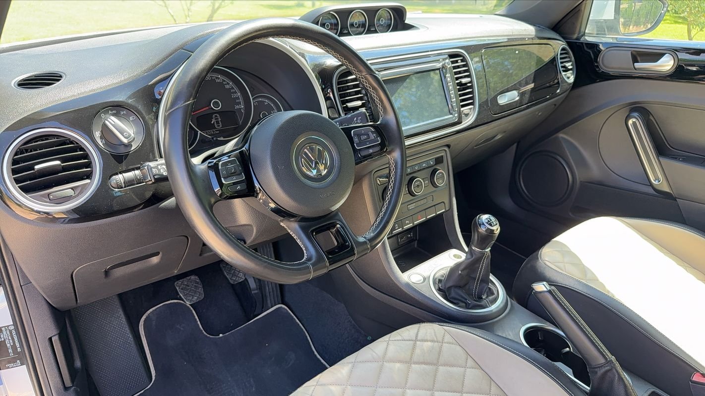 Volkswagen New Beetle - Photo 8