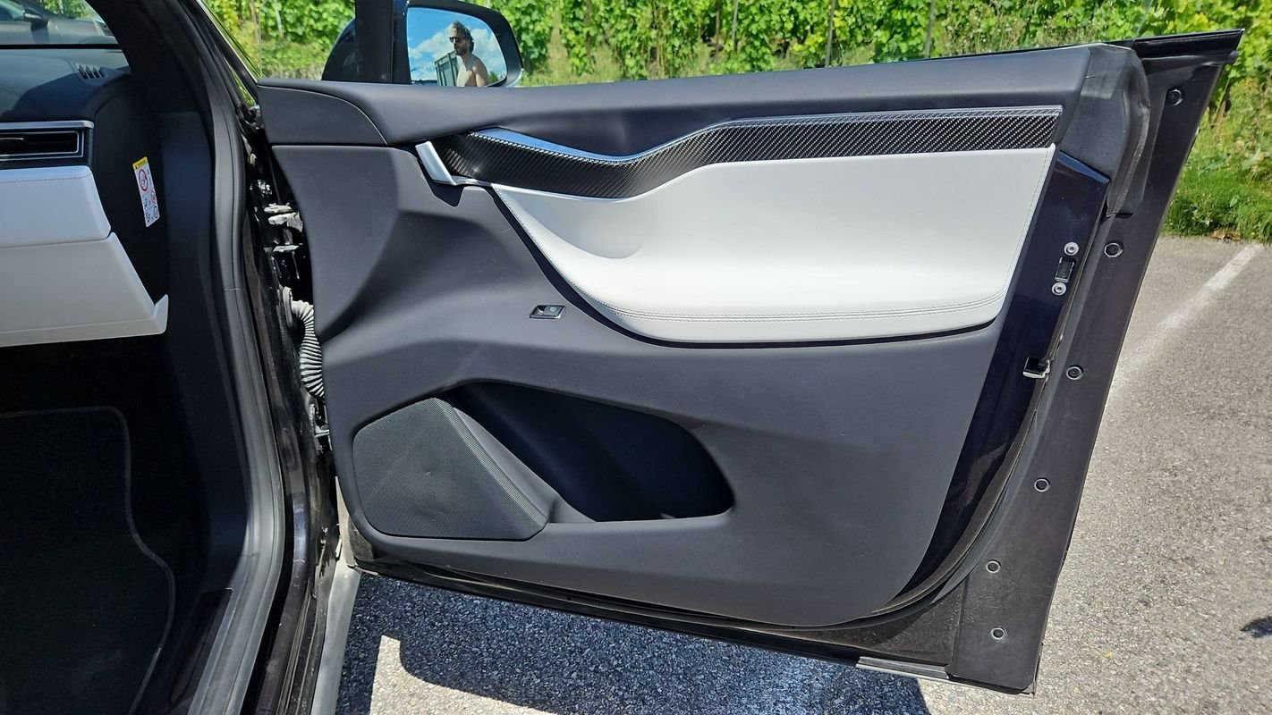 Tesla Model X - Photo 22