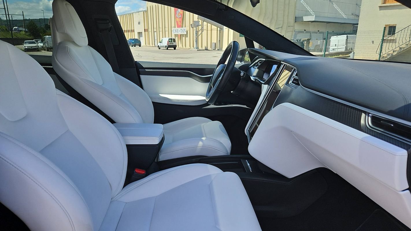 Tesla Model X - Photo 27