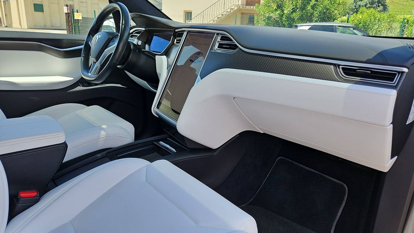 Tesla Model X - Photo 10
