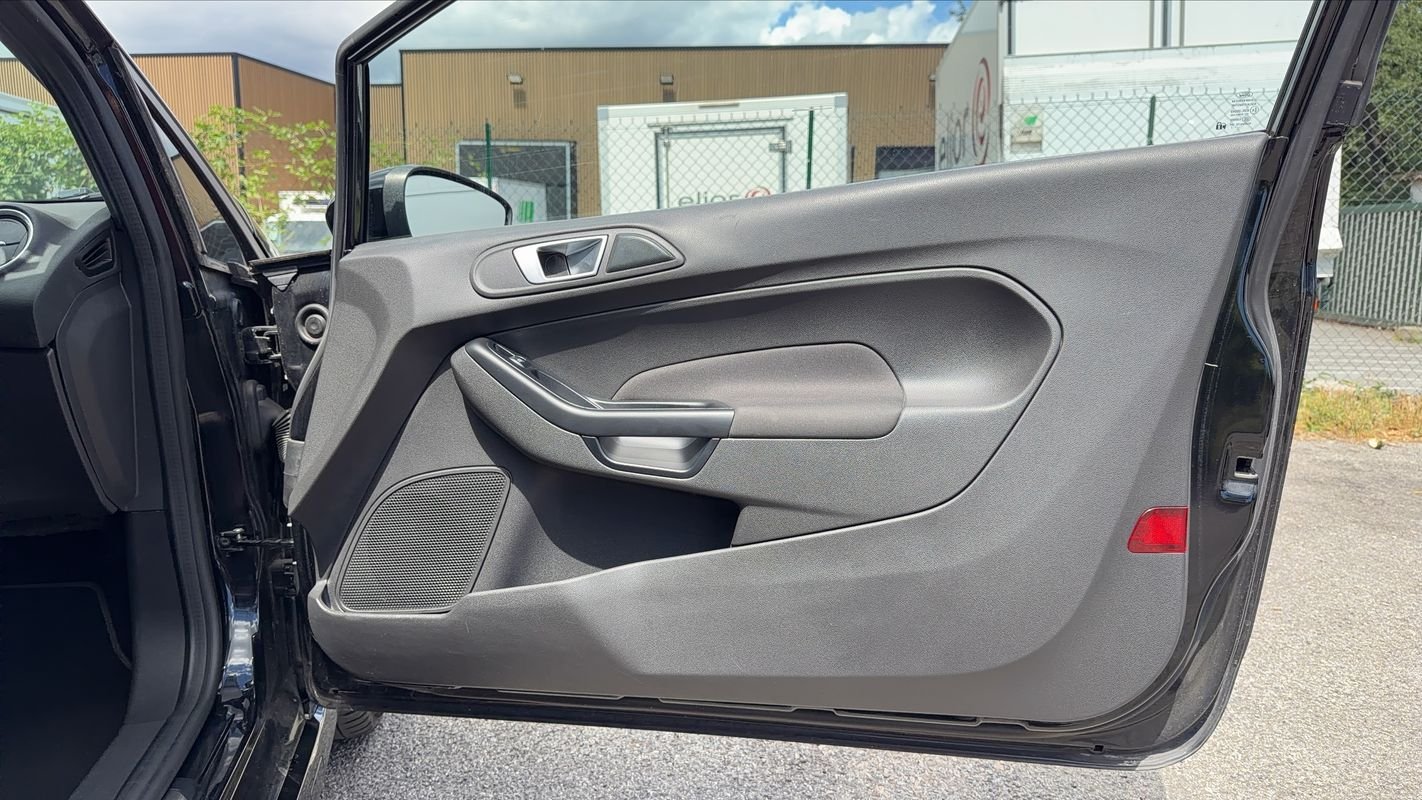 Ford Fiesta - Photo 22