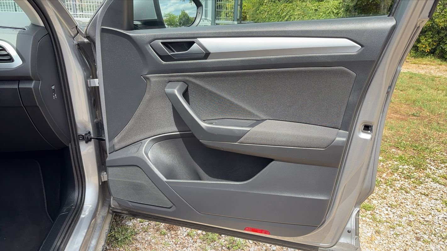 Volkswagen T-Roc - Photo 23