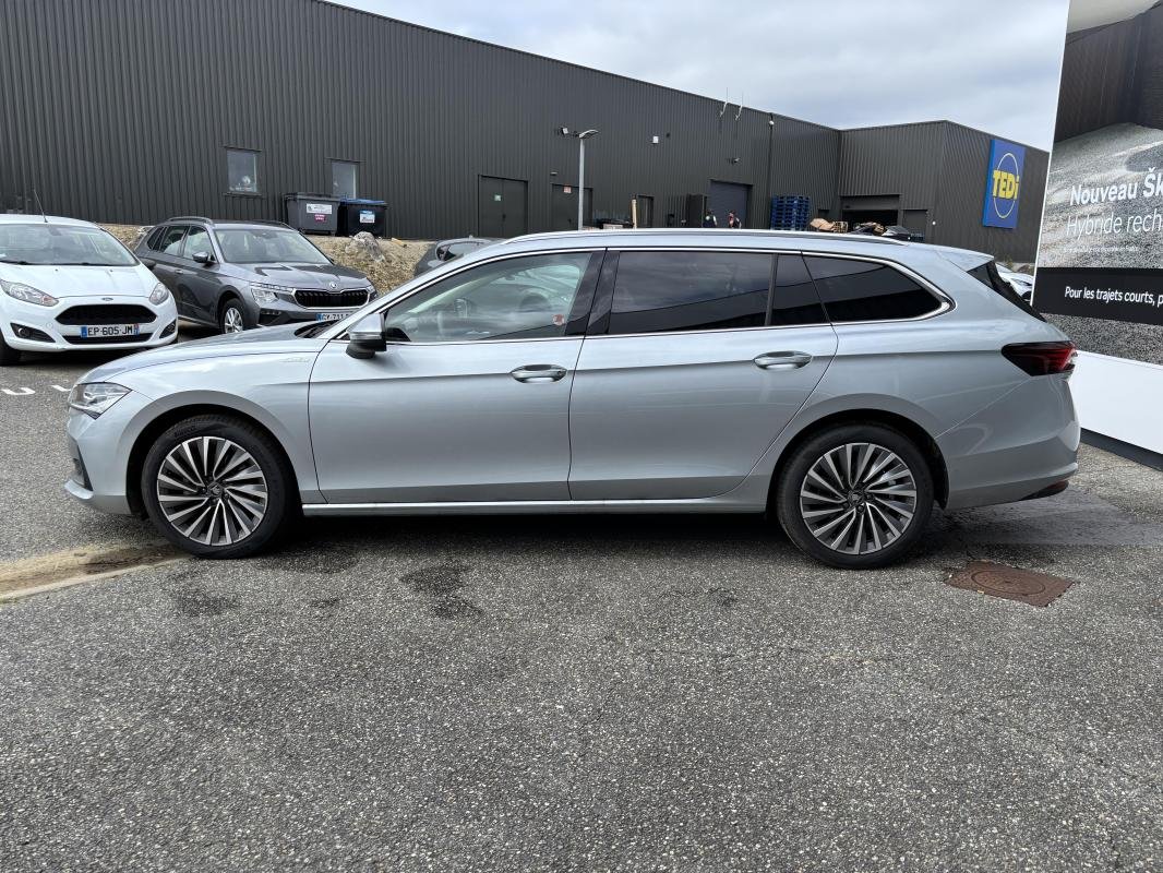 Skoda Superb Combi - Photo 2