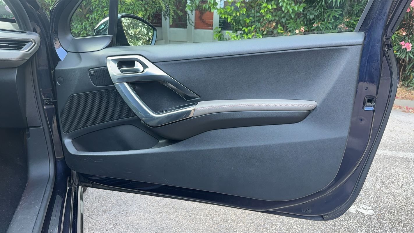 Peugeot 208 - Photo 24