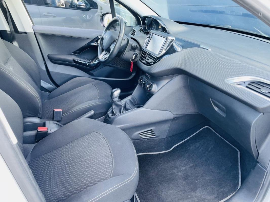 Peugeot 208 - Photo 18