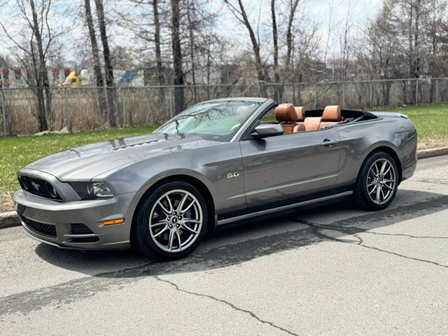 Ford Mustang Convertible - Photo 1