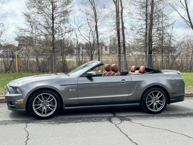 Ford Mustang Convertible - Photo 2