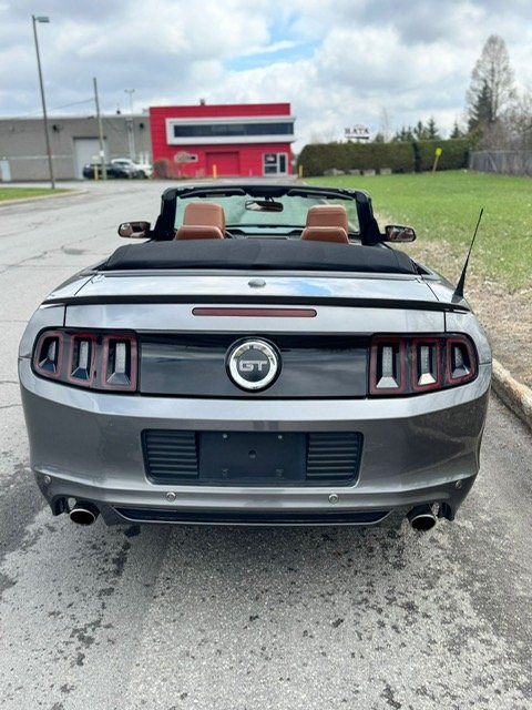 Ford Mustang Convertible - Photo 4