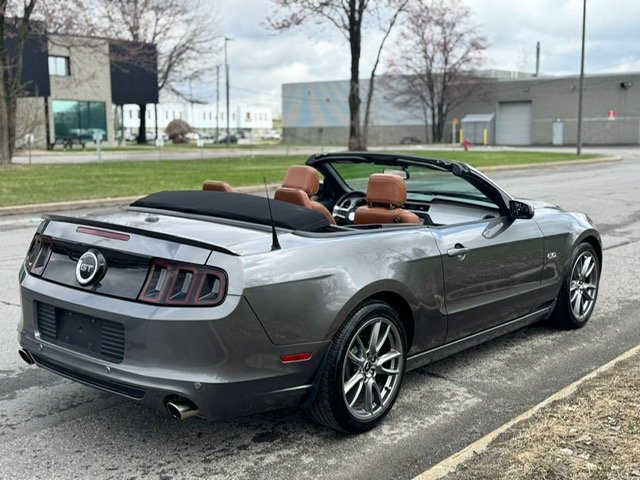 Ford Mustang Convertible - Photo 5