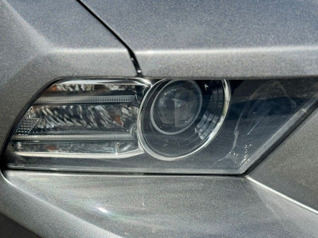 Ford Mustang Convertible - Photo 8