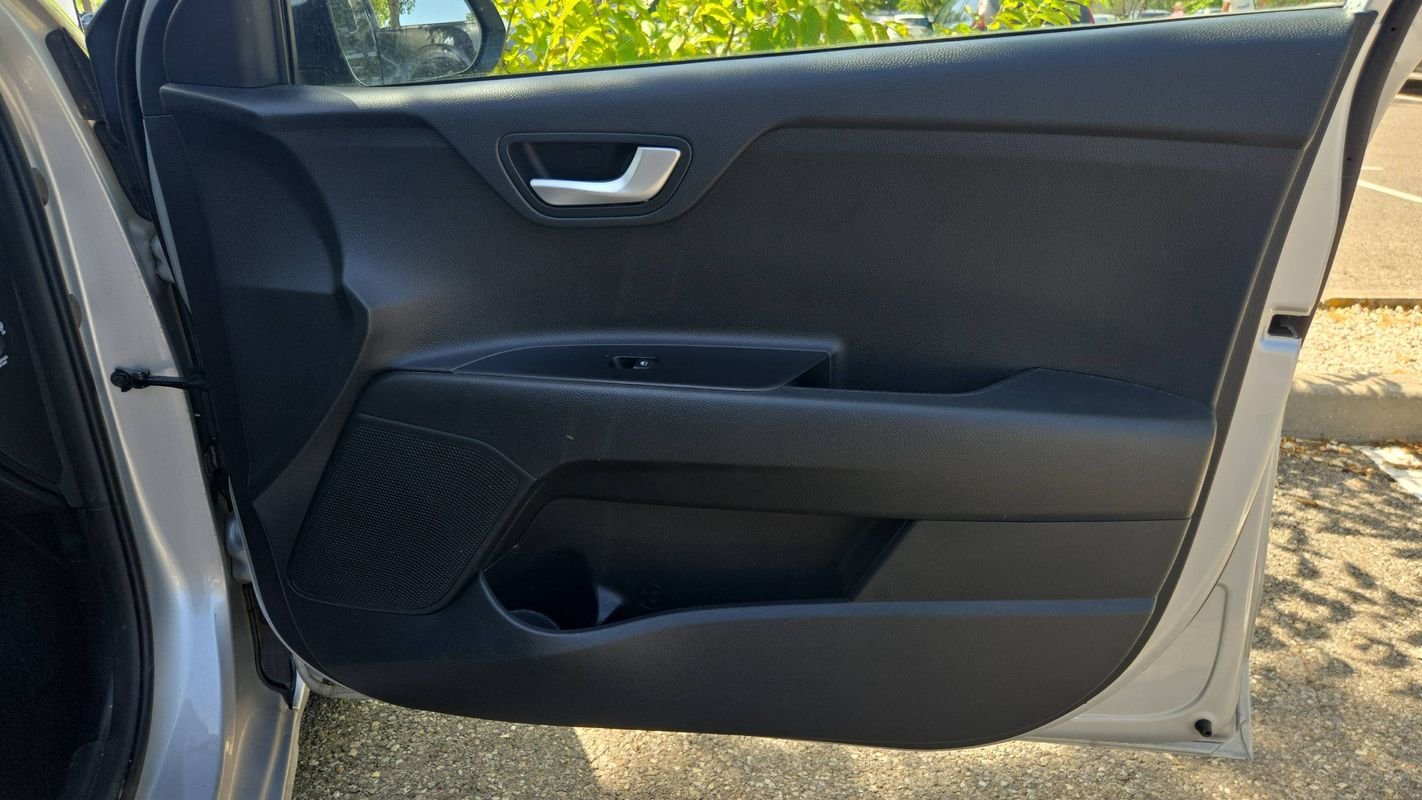 Kia Rio - Photo 22