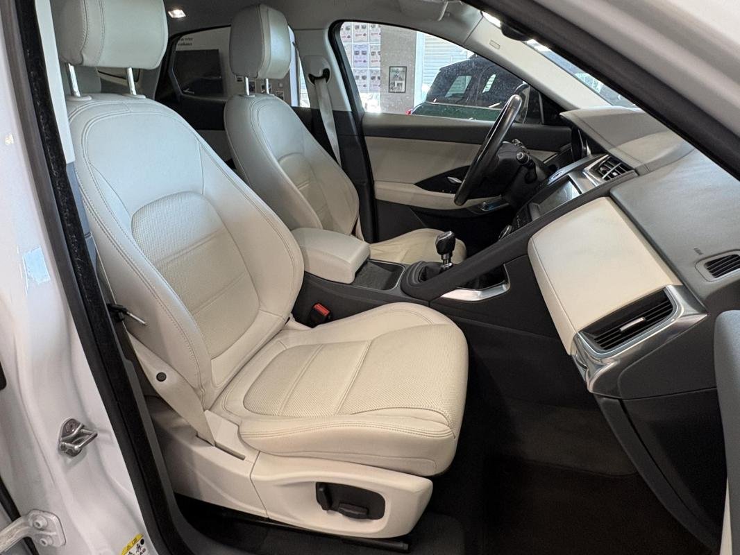 Jaguar E-PACE - Photo 12
