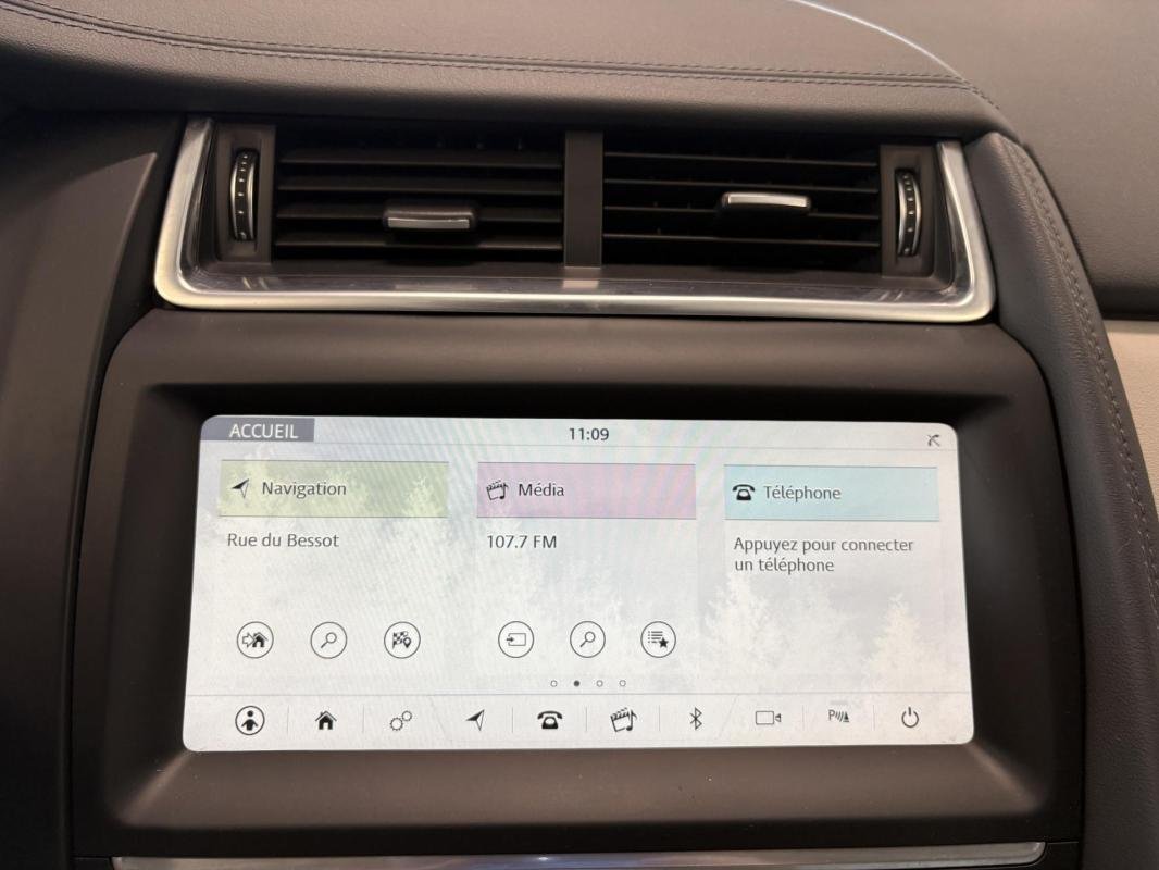 Jaguar E-PACE - Photo 22