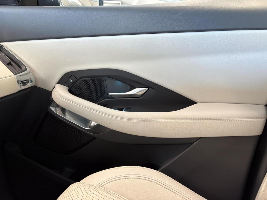 Jaguar E-PACE - Photo 35