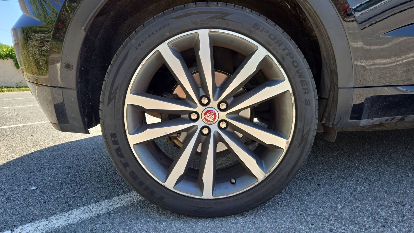 Jaguar E-PACE - Photo 16