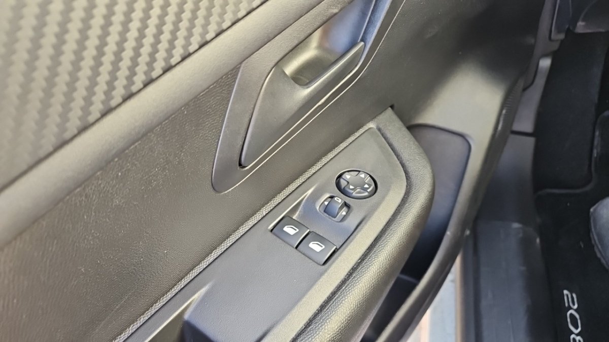 Peugeot 208 affaire - Photo 24
