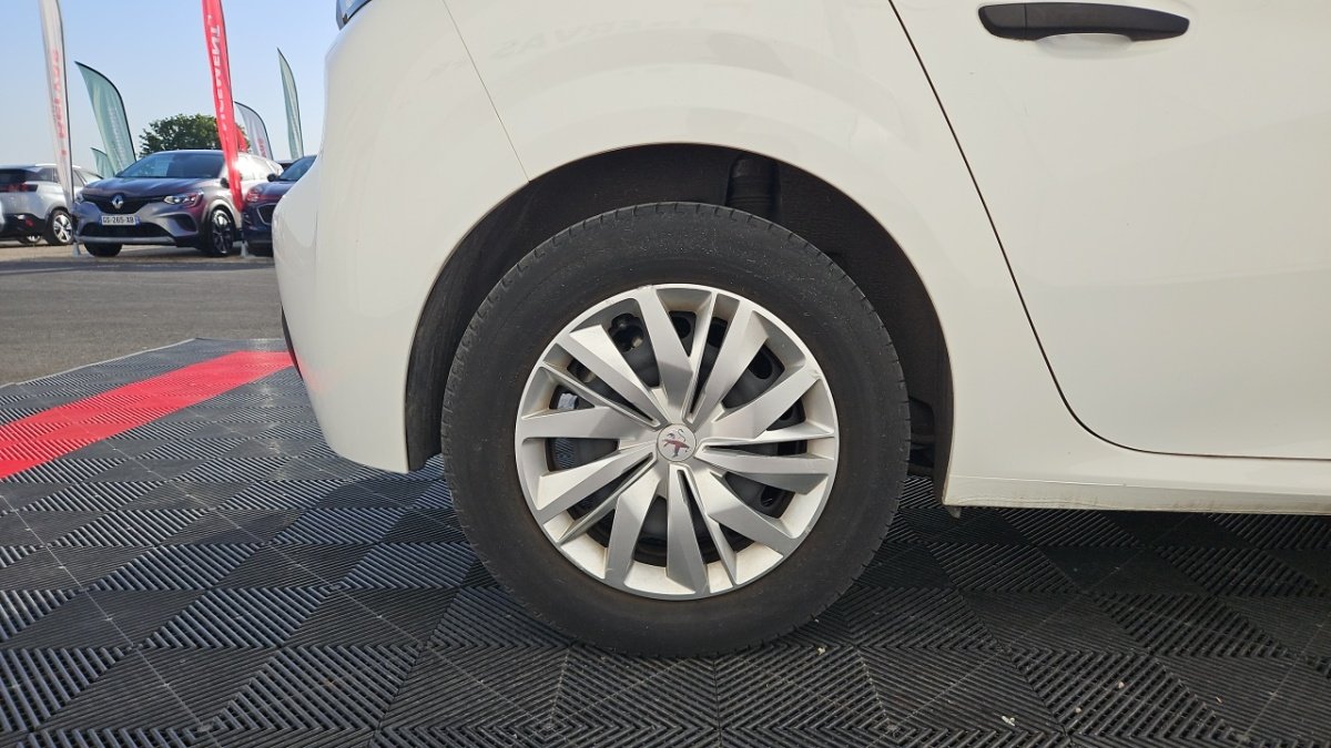 Peugeot 208 affaire - Photo 8