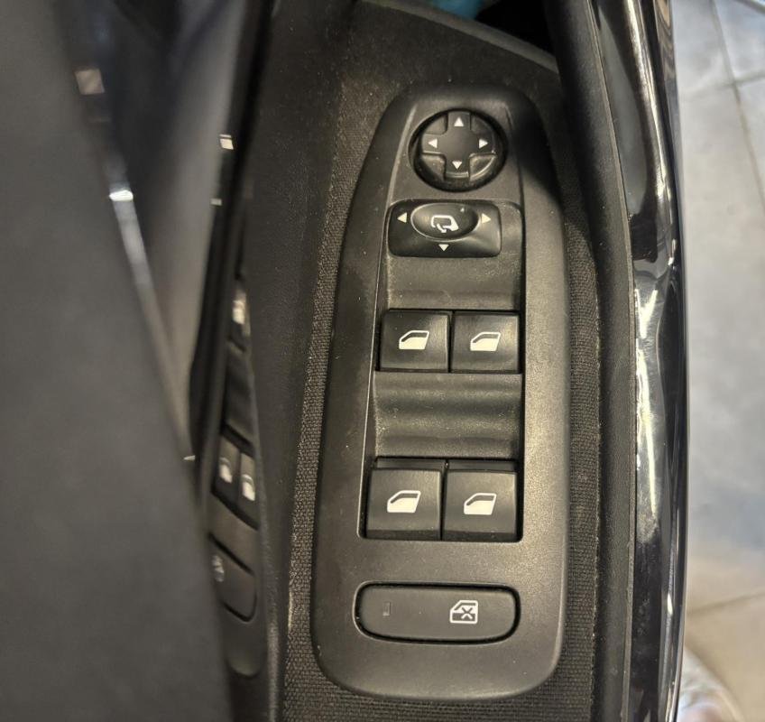 Peugeot 208 - Photo 15