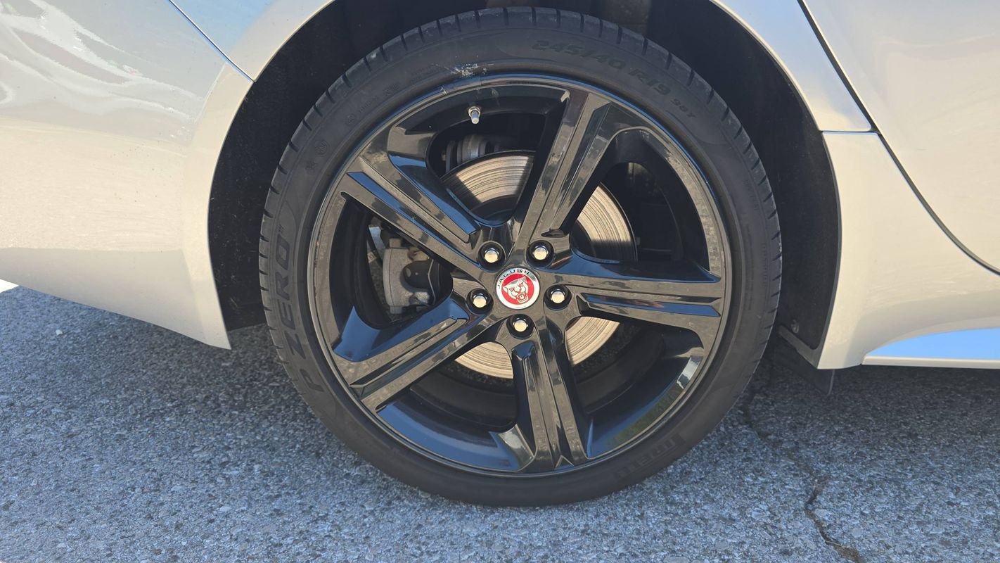 Jaguar XF - Photo 16