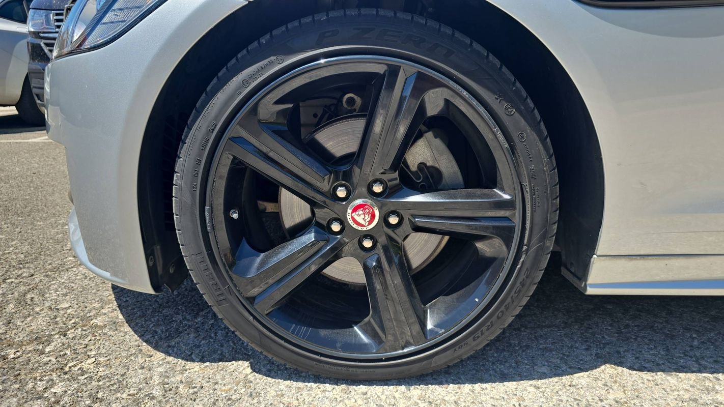 Jaguar XF - Photo 18